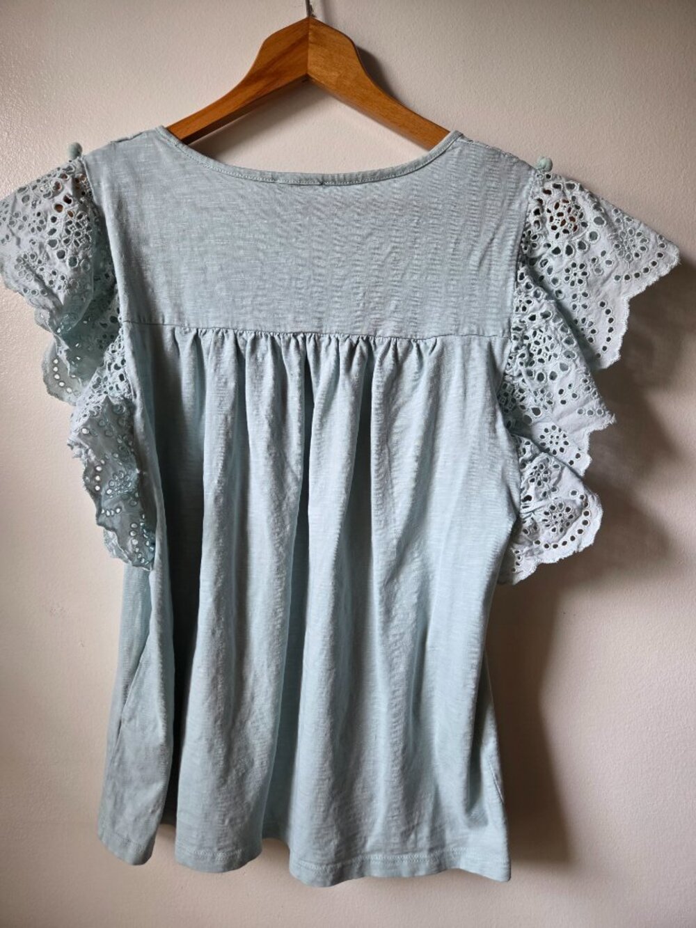 EUC J CREW COTTON BABY BLUE FLUTTER SLEEVES BRODERIE ANGLAISE TOP SIZE M - Picture 4 of 14